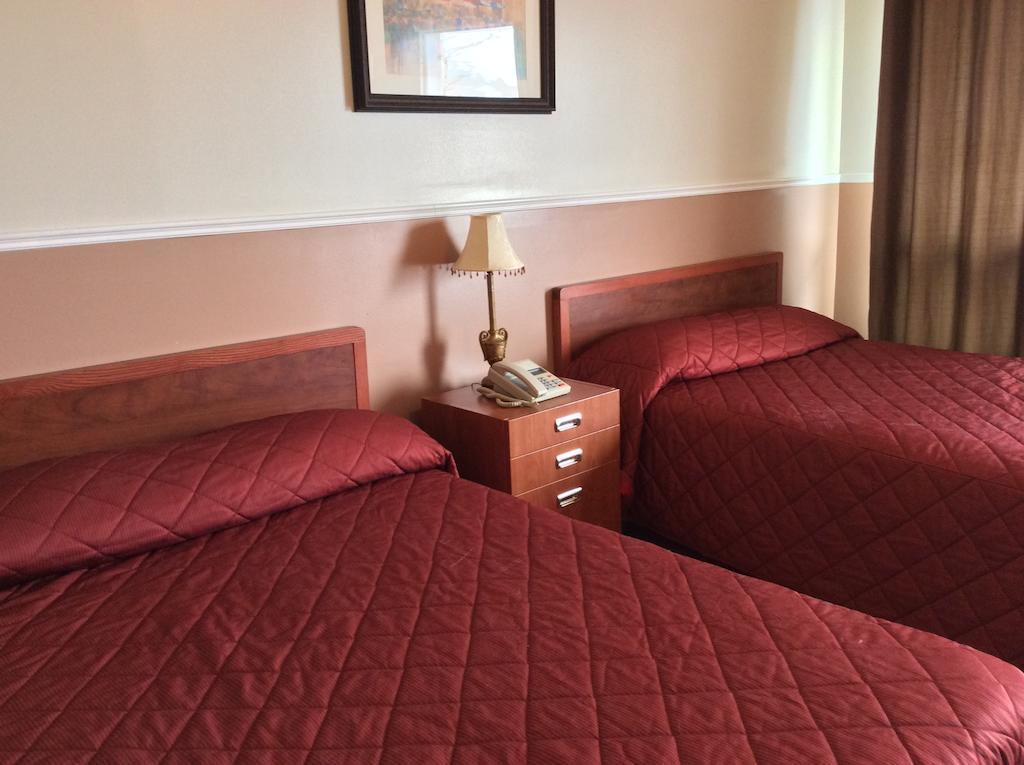 Auberge Du Lac Beauchamp Gatineau Room photo